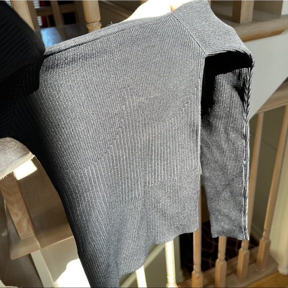 Good American The Off Shoulder Ribbed Knit Sweater Pullover in Black 0 NWOT - Picture 6 of 10